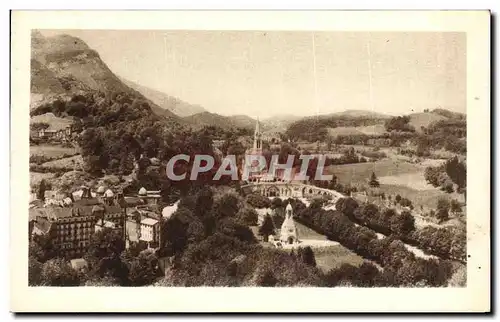 Cartes postales Lourdes Vue d ensemble sur la Basilique er le Calvaire prise du Chateau Fort