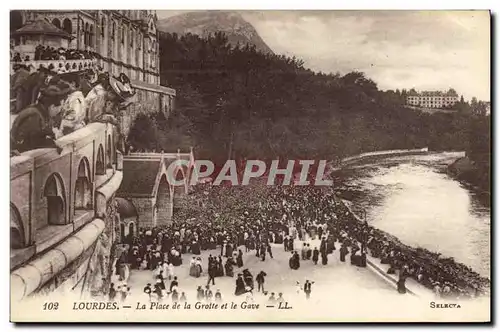 Cartes postales Lourdes La Place de la Grotte et le Gave