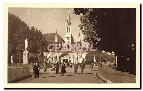 Ansichtskarte AK Lourdes La Basilique et le Parvis