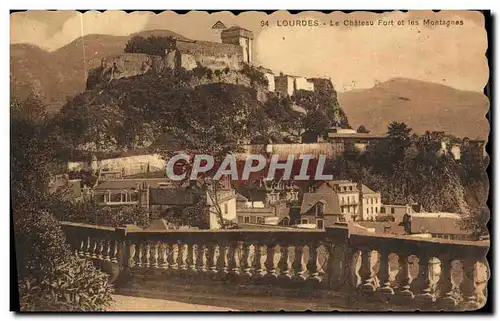 Ansichtskarte AK Lourdes Le Chateau Fort et les Montagnes