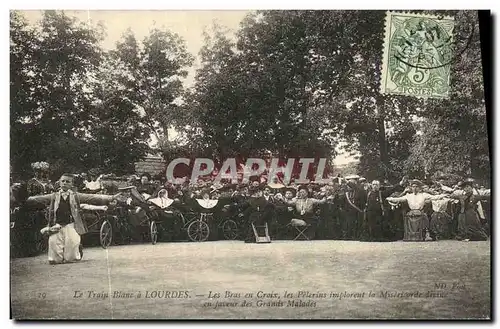 Cartes postales Le Train Blanc a Lourdes Les Bras en Croix Les pelerins implorent la misericorde dviine en faveu