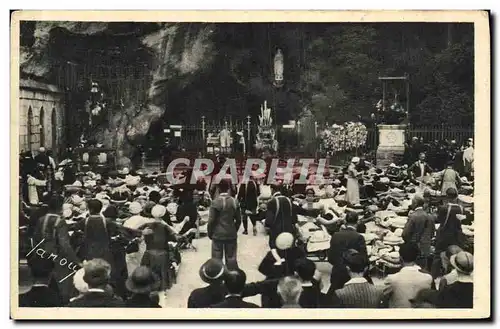 Cartes postales Lourdes Les malades devant la Grotte