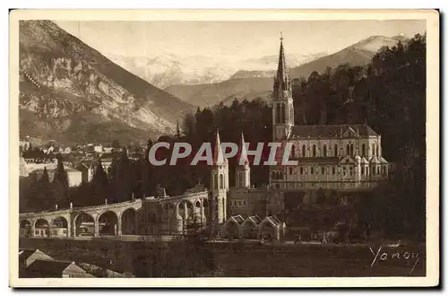 Cartes postales Lourdes La Basilique et les montagnes