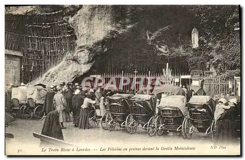 Cartes postales Le Train Blanc a Lourdes Les Pelerins en prieres devant la Grotte Miraculeuse