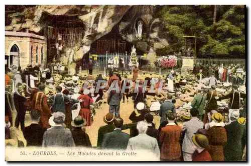 Cartes postales Lourdes Les Malades devant la Grotte