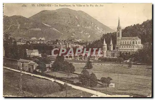 Cartes postales Lourdes La Basilique la Ville et le Pic du Jer