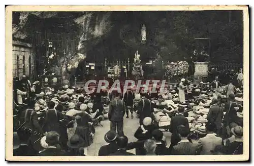 Cartes postales Lourdes Les Malades Devant la Grotte