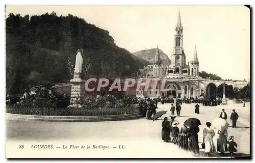 Cartes postales Lourdes La Place de la Basilique