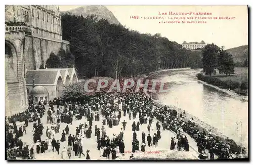 Cartes postales Lourdes La foule des pelerins se rendant a la grotte miraculeuse