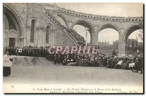 Cartes postales Lourdes Le train blanc Les grands malades sur le parvis de la basilique pendant la benediction i