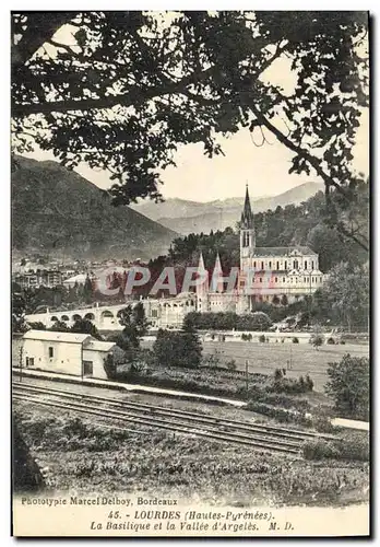 Cartes postales Lourdes La Basilique et la Vallee d Argeles