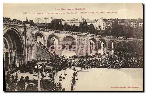 Cartes postales Lourdes Esplanade de la basilique Benediction du Saint Sacrement