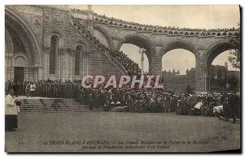 Cartes postales Lourdes Train Blanc Les Grands malades sur le parvis de la basilique