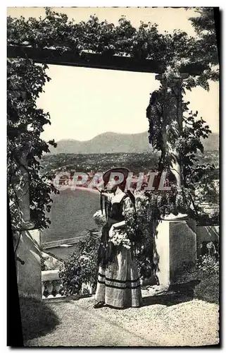 Cartes postales Nice Entre les Pergolas Costume du Pays Femme Folklore