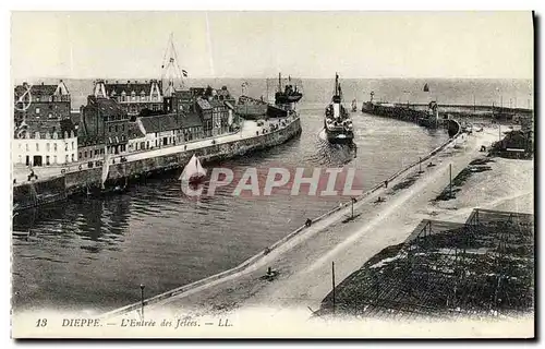 Cartes postales Dieppe L Entree des Jetees Bateau