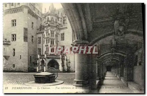 Cartes postales Pierrefonds Le Chateau Vue interieure de la colonnade de la cour d honneur