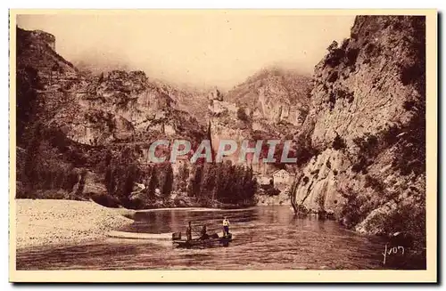 Cartes postales Gorges Du Tarn Castelbouc Le Tarn au Pied du Village et du vieux chateau