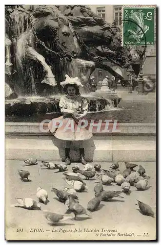 Cartes postales Lyon Les Pigeons de la Place des Terreaux et Fontaine Bartholdi Enfant