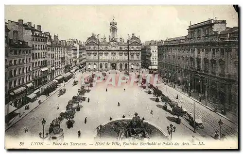 Cartes postales Lyon Place des Terreaux Hotel de Ville Fontaine Bartholdi et palais des Arts