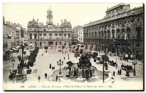 Cartes postales Lyon Place des Terreaux et L Hotel de Ville et le palais des Arts