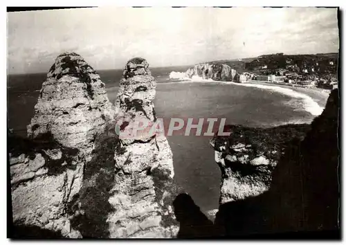 Cartes postales moderne Etretat La Chambre aux Demoiselles et la Porte d Amont