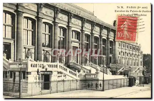 Cartes postales Paris Escalier du Palais de Justice a la place Dauphine