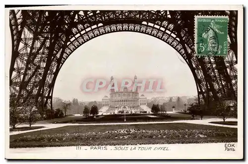 Cartes postales Paris Sous la Tour Eiffel