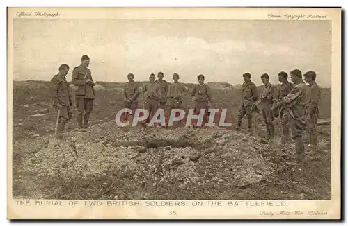 Cartes postales The Burial Two British Soldiers on The Battlefield Militaria