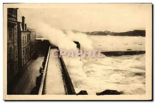 Ansichtskarte AK St Malo Les Remparts et le Mole par Tempete