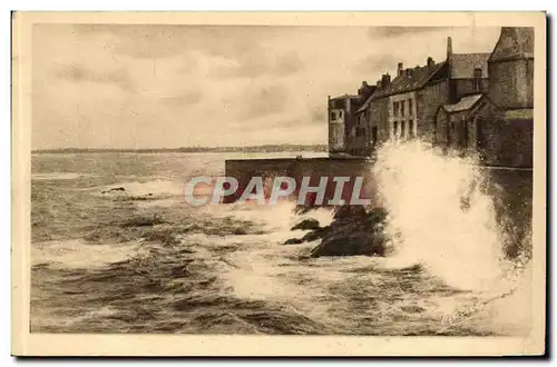 Cartes postales Cote d Emeraude St Malo Les Remparts un jour de tempete