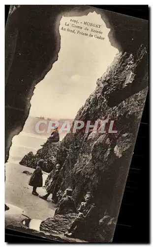 Cartes postales Morgat La Grotte de Romeo au fond Pointe de Gador Enfants