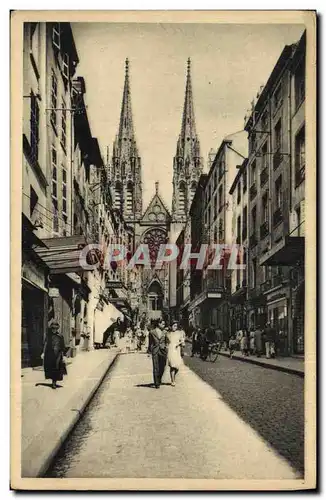 Cartes postales Clermont Ferrand La cathedrale vue de la rue aux Gras