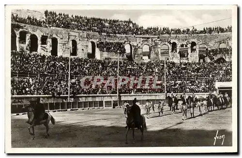 Cartes postales Nimes Les Arenes Un Jour de Corrida Le paseo Taureau