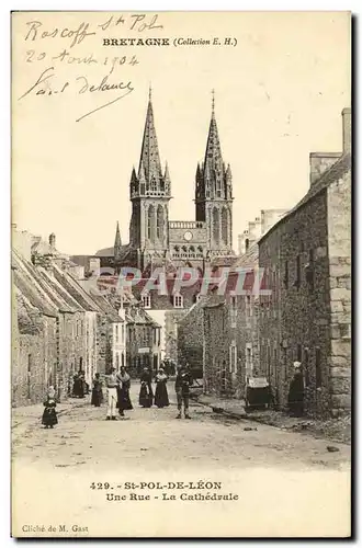 Cartes postales St Pol De Leon Une Rue La Cathedrale