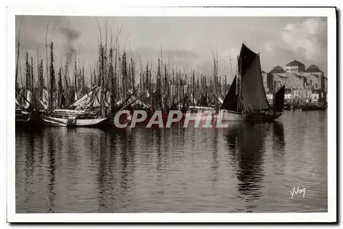 Cartes postales moderne Concarneau Dans L arriere Port Foret de Mats Bateaux