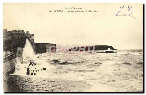 Ansichtskarte AK St Malo Les Vagues battant les Remparts