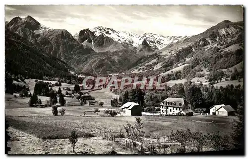 Cartes postales moderne Dauphine Isere La Ferriere d Allevard Les hotels du Curtillard Station estivale et le massif des