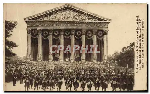 Ansichtskarte AK Paris Apotheose de la Victoire Juillet 1919 Les poilus defilent devant la Madeleine Militaria
