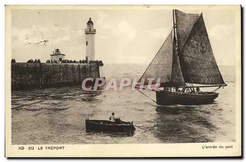 Cartes postales Le Treport L entree du Port Phare Bateau