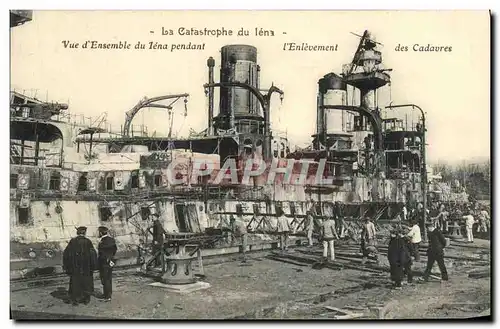 Ansichtskarte AK Cuirasse d Escadre Catastrophe d Iena Vue d ensemble pendant l enlevement des cadavres Toulon