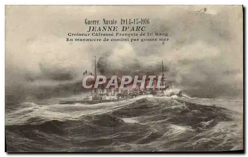 Ansichtskarte AK Bateau Marine militaire Jeanne d arc Croiseur Cuirasse En manoeuvre de combat par grosse mer