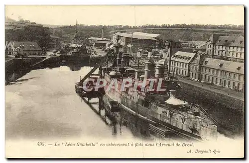 Cartes postales Bateau le Leon Gambetta en achevement a flots dans les arsenals de Brest