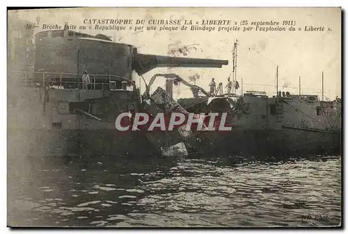 Ansichtskarte AK Bateau Catastrophe du cuirasse La Liberte 25 septembre 1911 Breche faite au Republique pr une pl