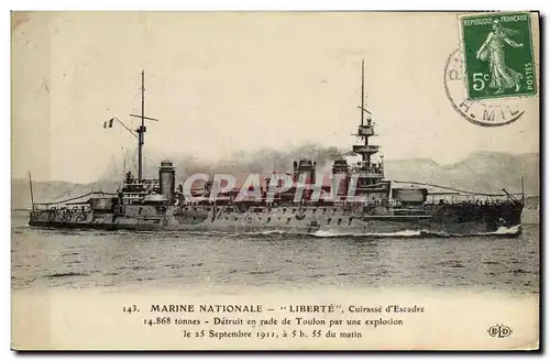 Ansichtskarte AK Bateau Liberte Cuirasse d escadre Detruit en rade de Toulon par une explosion 1911