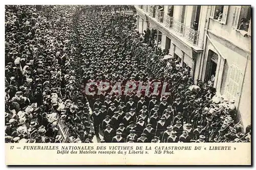 Cartes postales Bateau Catastrophe de la Liberte Toulon DEfile des matelots rescapes