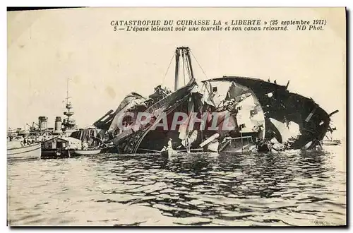 Ansichtskarte AK Bateau Catastrophe du Liberte Toulon L epave laissant voir une tourelle et un canon retourne