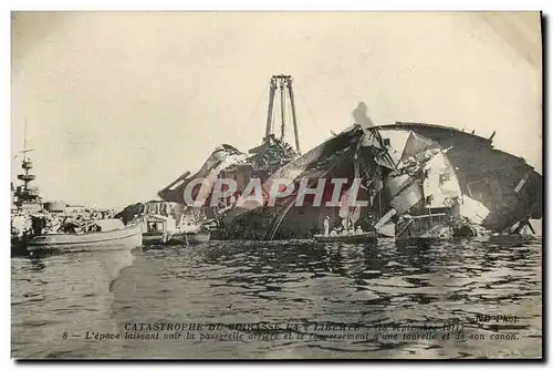 Cartes postales Bateau Catastrophe du Liberte Toulon L epave laissant voir une tourelle et un canon retourne