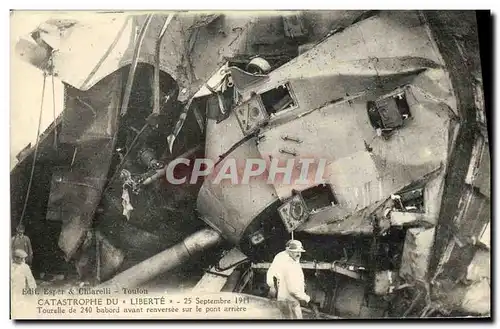 Cartes postales Bateau Catastrophe du Liberte Toulon Tourelle de 240 babord avant renversee sur le pont arriere