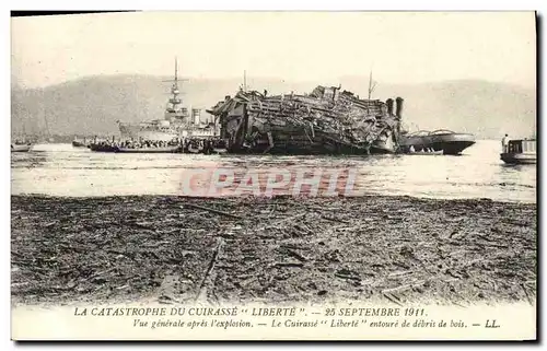 Cartes postales Bateau Catastrophe du Liberte Vue generale apres l explosion