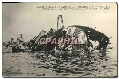 Cartes postales Bateau Catastrophe du Liberte Toulon l epave laissant voir une tourelle et son canon retourne